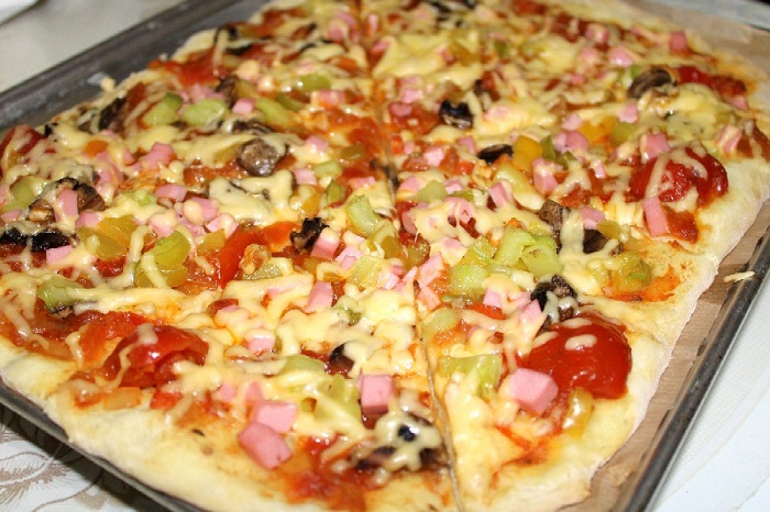 Пицца может размякнуть от количества начинки. / Фото: ovkuse.ru