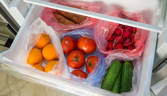 Овощи вместе с фруктами лежат в холодильнике. / Фото: sovkusom.ru