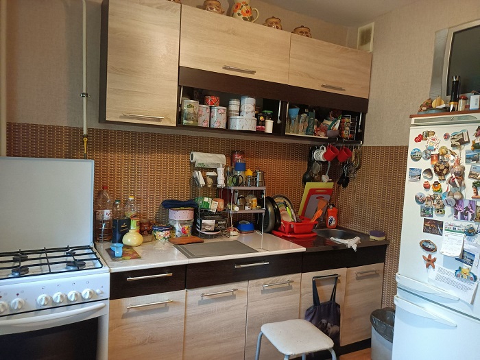 Переполненная столешница создает ощущение беспорядка. / Фото: domclick.ru Переполненная столешница создает ощущение беспорядка. / Фото: domclick.ru