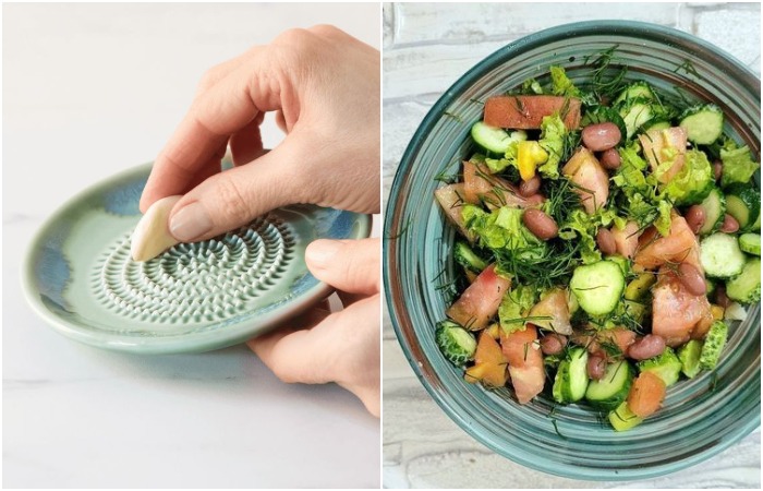 Натрите тарелку чесноком и выложите салат