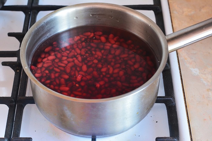 Не накрывайте фасоль крышкой. / Фото: foodmood.ru