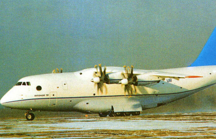 Самолёт по всем параметрам лучше Ан-12. /Фото: aviadejavu.ru. Самолёт по всем параметрам лучше Ан-12. /Фото: aviadejavu.ru.