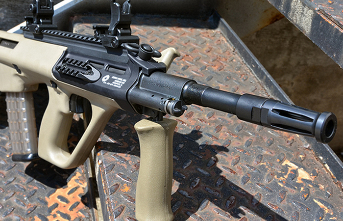 Австрийский Steyr AUG. /Фото: athlonoutdoors.com. Австрийский Steyr AUG. /Фото: athlonoutdoors.com.
