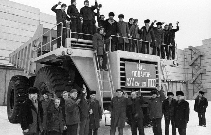 Даже после краха СССР примерно 30% карьерных самосвалов в мире – БелАЗы. /Фото: belta.by. Даже после краха СССР примерно 30% карьерных самосвалов в мире – БелАЗы. /Фото: belta.by.