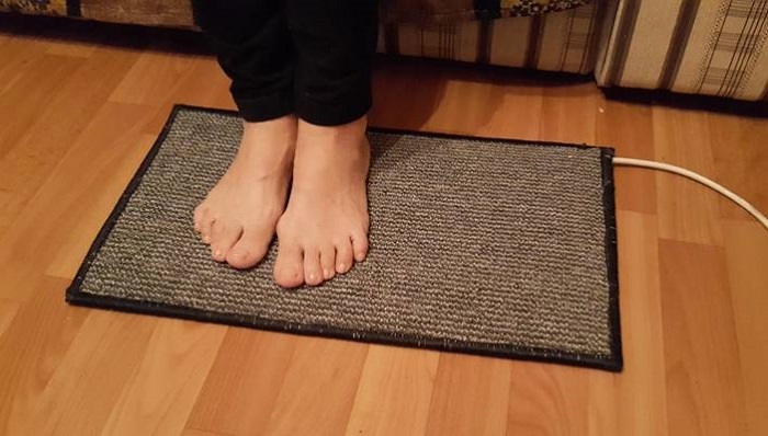 Эклектический коврик помогает согреть ноги. / Фото: stovestroy.ru