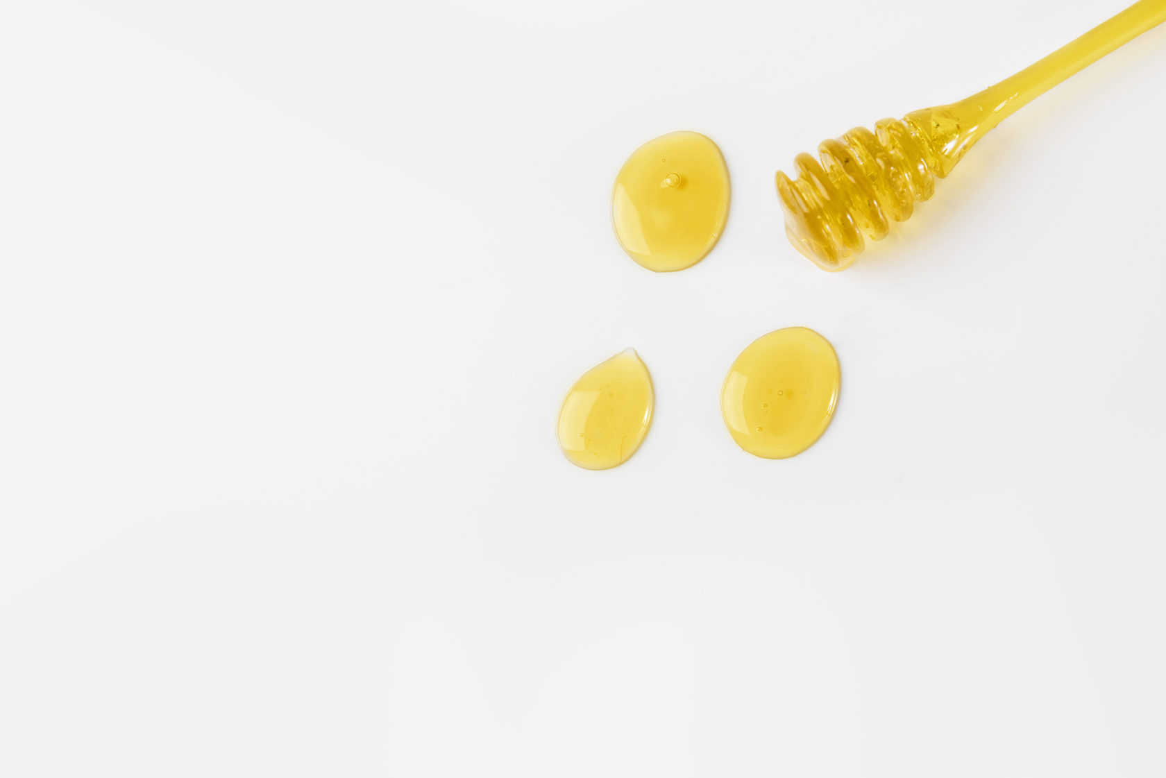 Нанесите немного мёда на бумажную салфетку.  Фото: static.tildacdn.com.