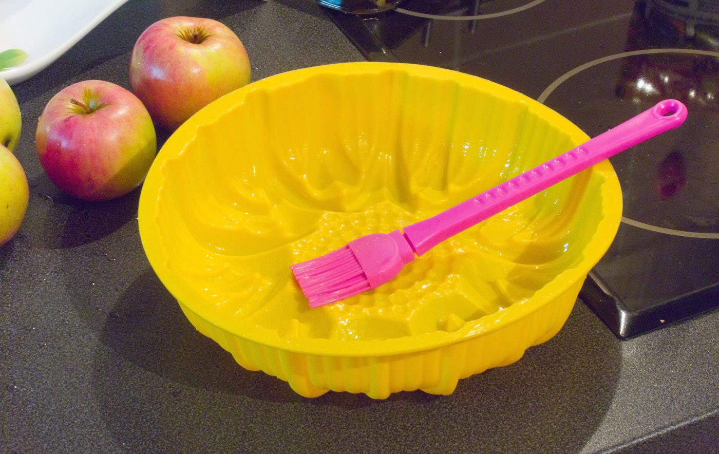 Чтобы привести форму в надлежащий вид можно использовать соду с горячей водой.  Фото: luxury-house.org.