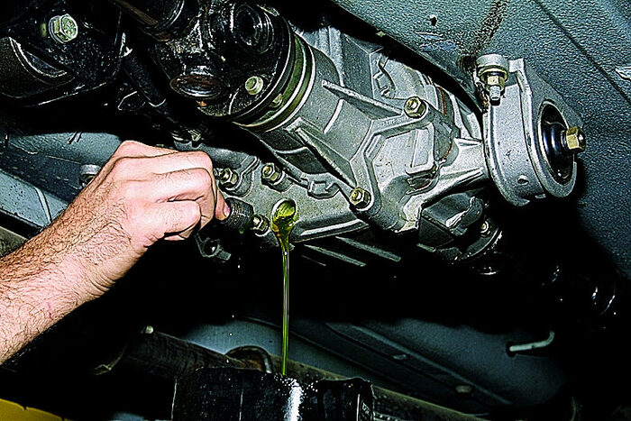 Слив масла из МКПП. Фото: megus-service.ru