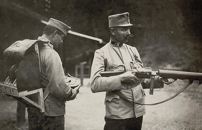 За стрелком носили боеприпасы./ Фото: wikipedia.org