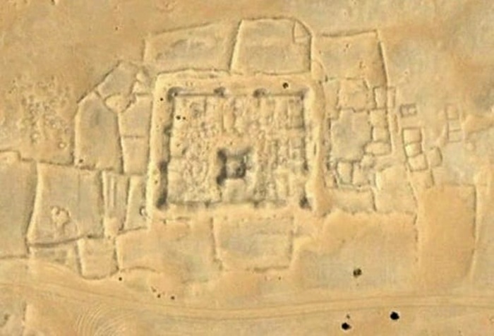 Спутниковый снимок одной из найденных в пустыне крепостей. /Фото: listverse.com Спутниковый снимок одной из найденных в пустыне крепостей. /Фото: listverse.com