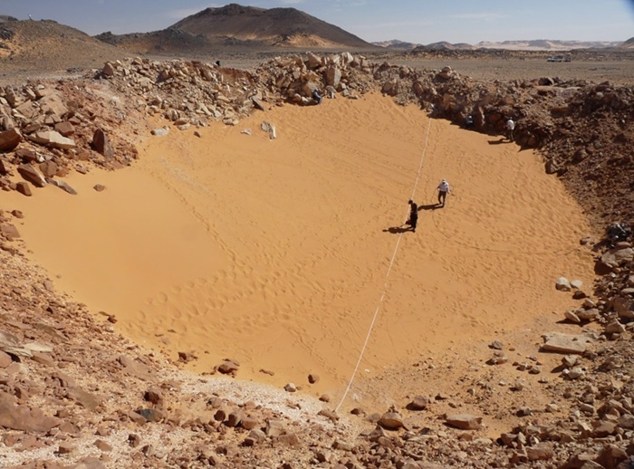 Кратер Камиль - одно из самых известных мест падения метеорита. /Фото: nationalgeographic.com Кратер Камиль - одно из самых известных мест падения метеорита. /Фото: nationalgeographic.com