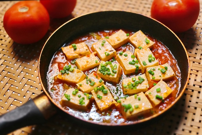 Жареный тофу с томатным соусом. / Фото: lifehacker.ru