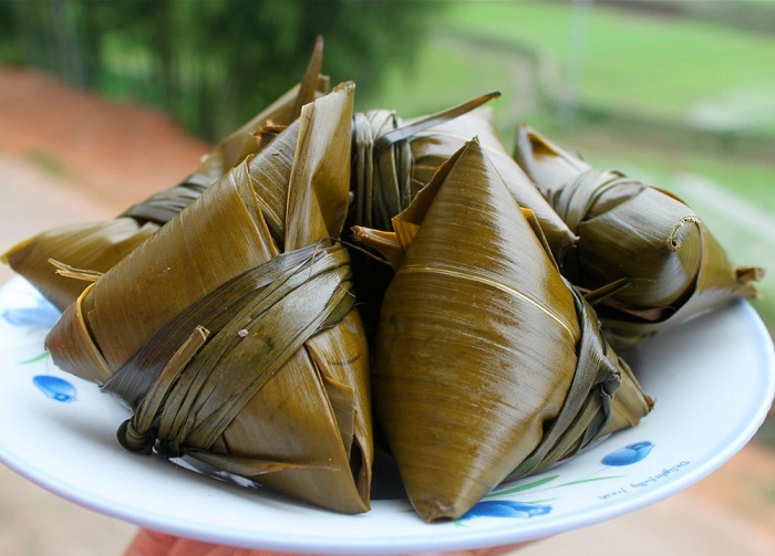 Треугольные пирожки в бамбуковых листьях. / Фото: korshop.ru