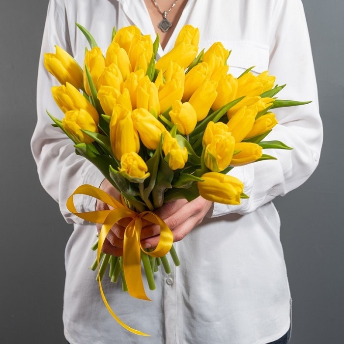 Букет желтых тюльпанов с атласной лентой. / Фото: florist.ru