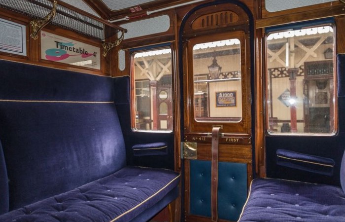 Окна в старинном поезде. / Фото: freepik.com.