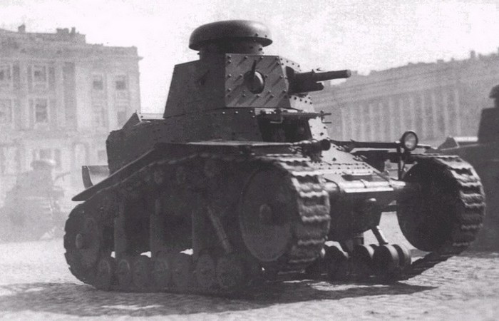 Первый советский танк Т-18. Лёгкий, конечно же. /Фото: arma-models.ru. 