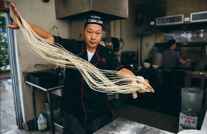 Китайский повар готовит лапшу. / Фото: telegra.ph