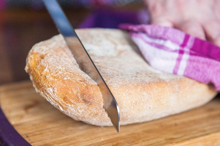 Почему в Италии нельзя класть хлеб вверх дном и еще несколько странных правил этикета со всего мира