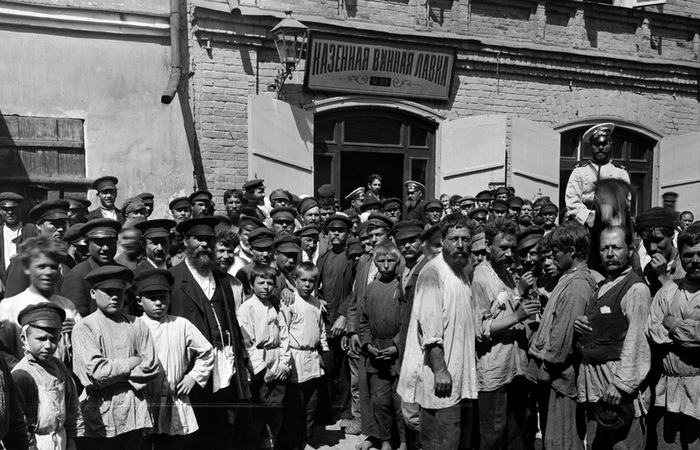 На фоне 90% населения офицеры жили прямо скажем неплохо. /Фото: pikabu.ru. 