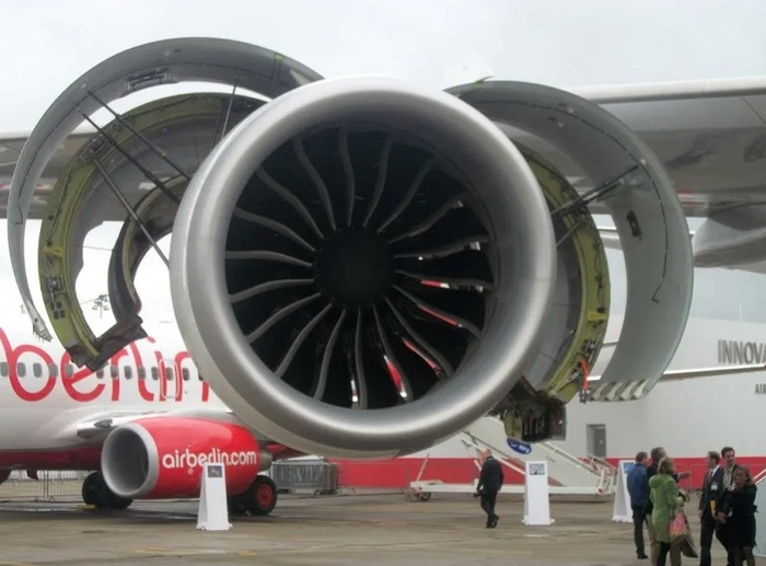 Четыре двигателя Боинга обеспечивают нужную тягу для взлета тяжелого лайнера. Фото: brodude.ru 