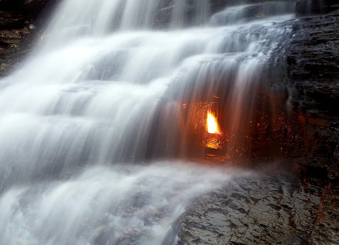 Огонь, который всё время горит за толщей воды. /Фото: nyfalls.com