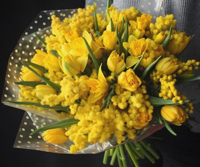 Букет из нарциссов и мимозы. / Фото: venusinfleurs.ru Букет из нарциссов и мимозы. / Фото: venusinfleurs.ru