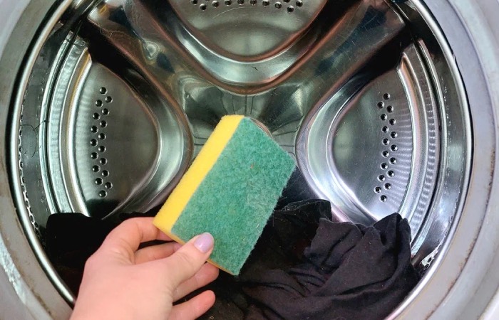 Губка избавит от шерсти на одежде.