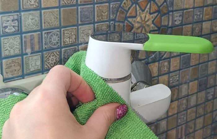 Гель для бритья легко избавит от известкового налета. Гель для бритья легко избавит от известкового налета.