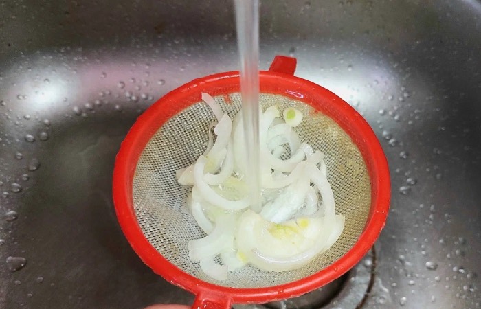 Промойте лук горячей водой. Промойте лук горячей водой.