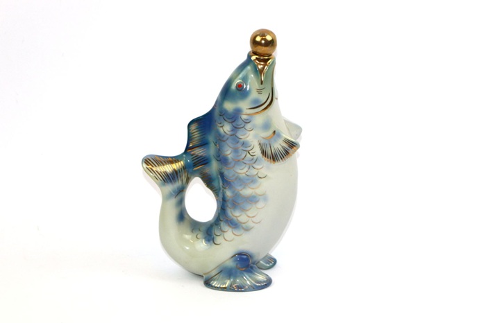 Большая рыбина в наборе - караф для насыщения вина кислородом. /Фото: fajans.lv