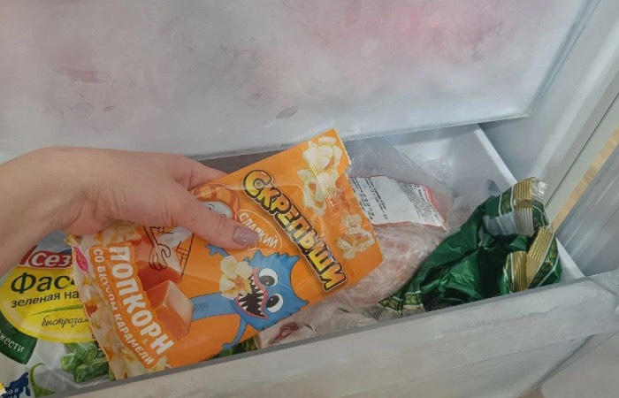 Зачем замораживать попкорн и пищевую пленку: бытовые секреты для порядка в холодильнике