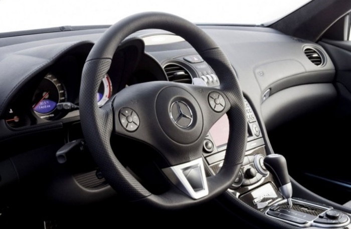 Интерьер и рулевое колесо модели. Фото: allcarz.ru Интерьер и рулевое колесо модели. Фото: allcarz.ru