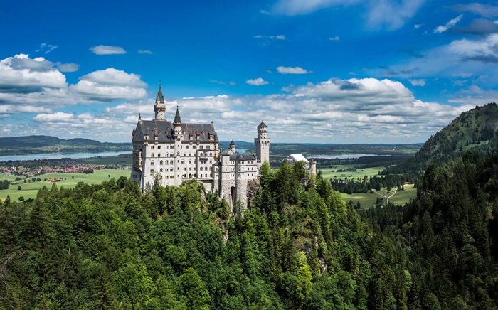 Сказочный замок с кошмарным владельцем, и это чуть не стало проблемой. /Фото: neuschwansteincastletickets.tours