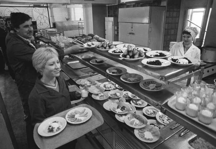 Обед на советском заводе. / Фото: tabor.ru