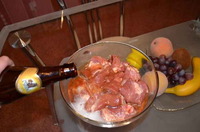 Замаринуйте мясо в пиве. / Фото: yaplakal.com