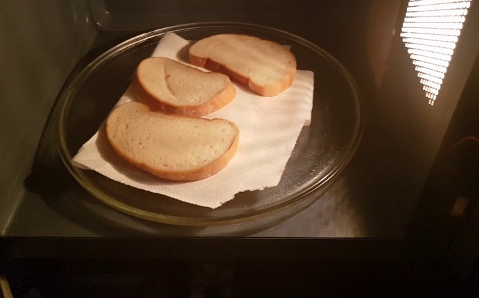 Заверните хлеб в бумажное полотенце и разогрейте в микроволновке. / Фото: web.archive.org