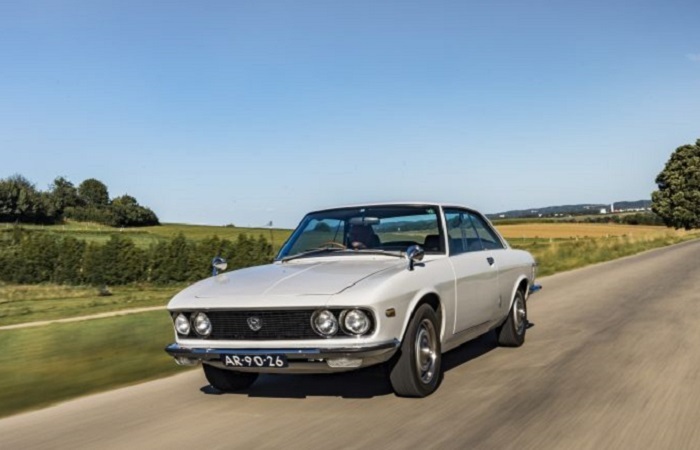 В Mazda Luce R-130 одновременно с открытием багажника поднималось стекло. Фото: mad4wheels.com