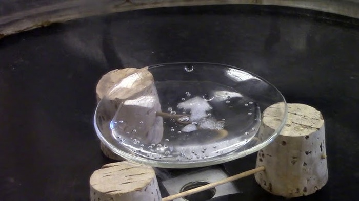 Воспроизведение достижения тройной точки воды. /Фото: youtube.com