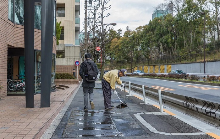 На городских улицах нет урн. / Фото: ikea.aiaaira.com