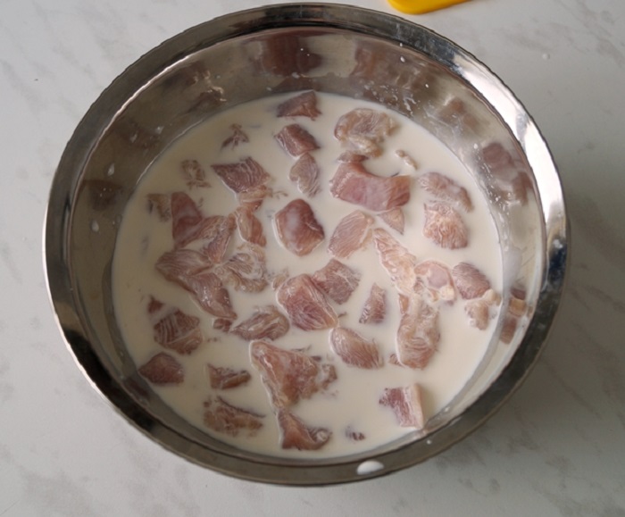 Молоко отлично подходит для свинины. / Фото: vkusnyostrov.ru