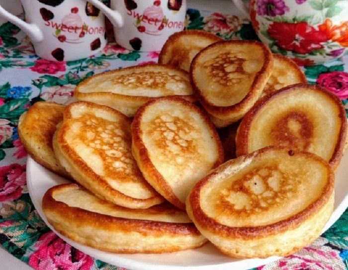 Пышные оладьи на прокисшем молоке. / Фото: povarenok.ru