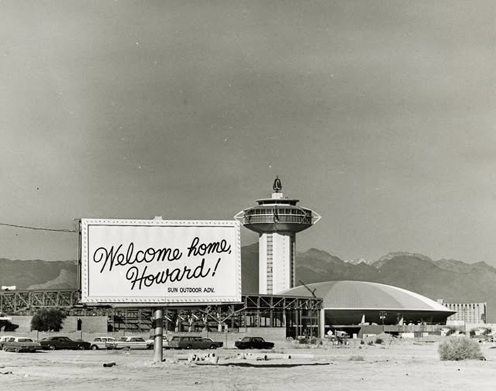 Борд с приветственнной надписью Говарду Хьюзу на фоне отеля-казино Landmark, которым он владел. /Фото: facebook.com