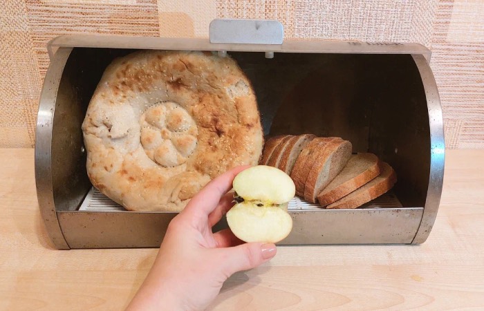 Хлеб стоит хранить с яблоком.