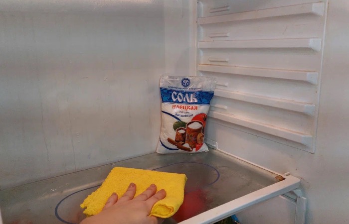 Солевой раствор отлично заменит бытовую химию.